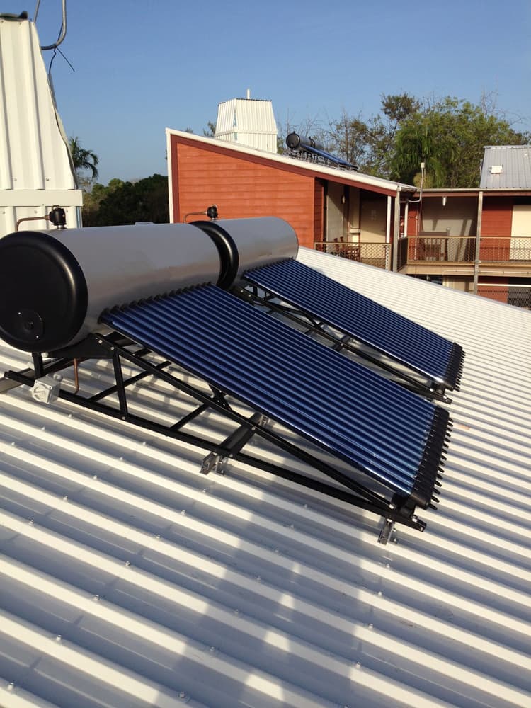 Pressurized solar water heater with heat pipe
